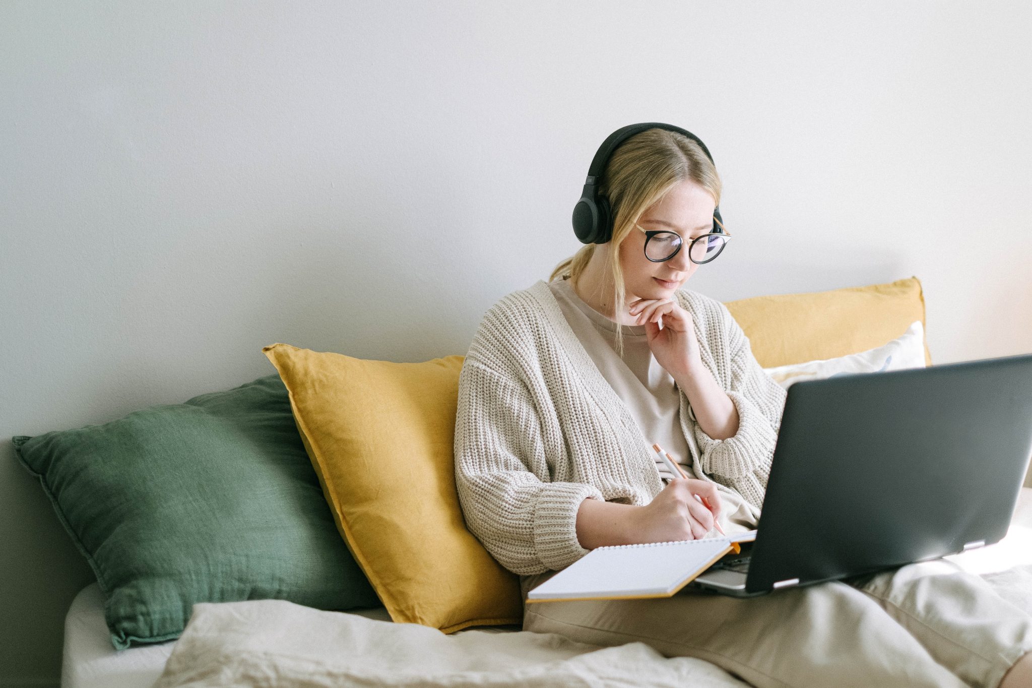 21 Best Ways to Make Money Online 2024 6 writer make money online