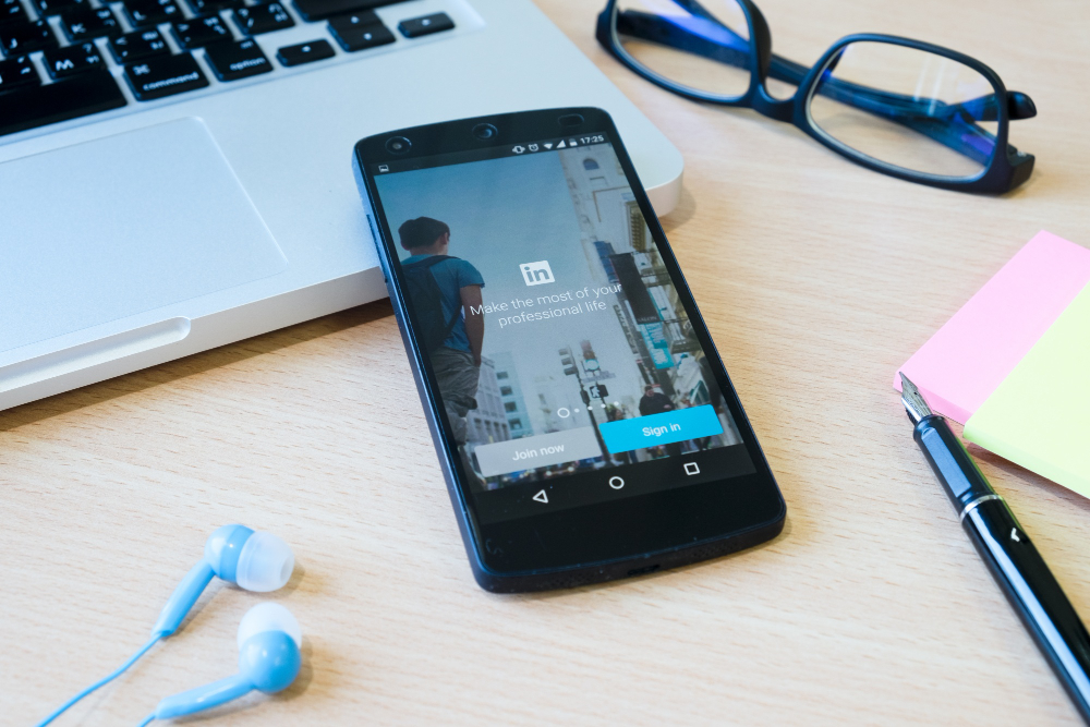 How to Block Strangers on LinkedIn: Tips for Staying Safe on the Social Network 4 How to Block Strangers on LinkedIn: Tips for Staying Safe on the Social Network 3
