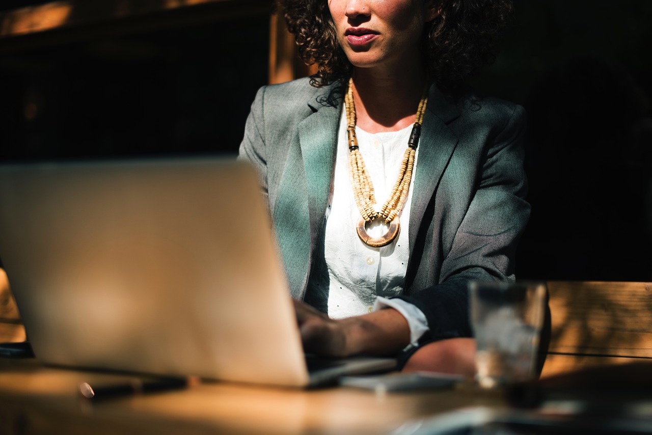 Cash Em All App Review 2024 – Legit or Scam? Insights and Analysis 6 people, woman, sitting